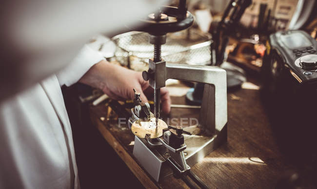 Mittelteil des Uhrmachers mit einer Uhrenfräsmaschine in der Werkstatt — Stockfoto