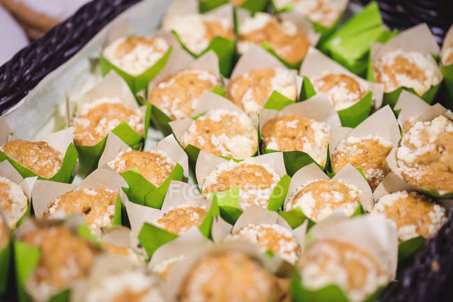 Close-up de comida doce em cesta de vime no supermercado — Fotografia de Stock