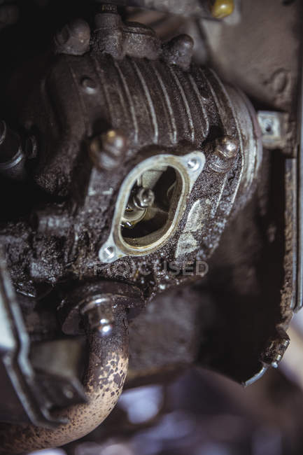 Крупный план мотоциклетного двигателя в производственной механической мастерской — стоковое фото