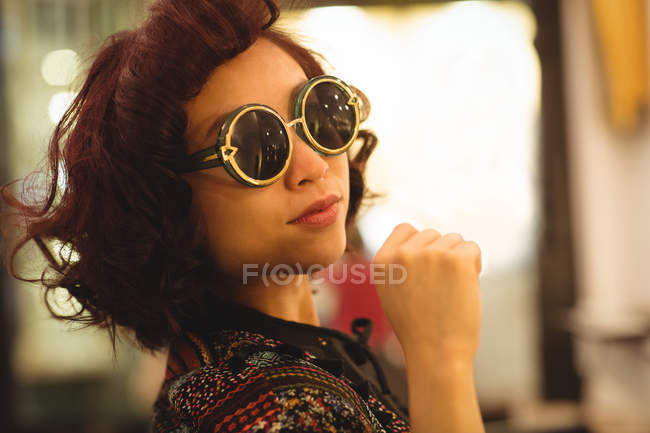 Portrait de femme élégante portant des lunettes de soleil — Photo de stock