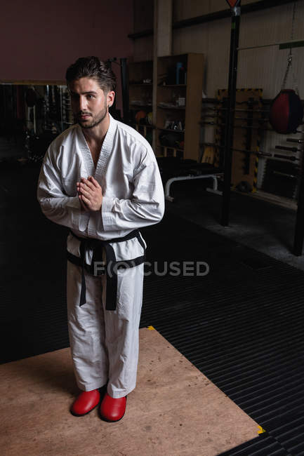 Высокий угол обзора человека, практикующего карате в фитнес-студии — стоковое фото