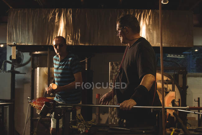 Sopradores de vidro moldando vidro fundido na fábrica de sopro de vidro — Fotografia de Stock