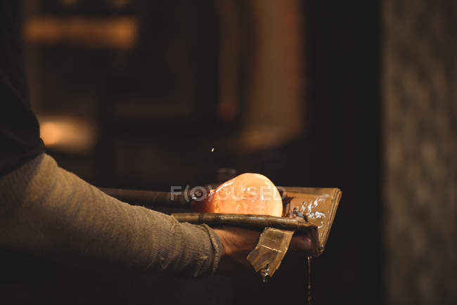 Glassblower shaping molten glass at glassblowing factory — Stock Photo