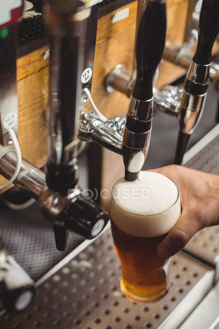 Close-up de bar concurso enchimento cerveja da bomba de bar no balcão de bar — Fotografia de Stock
