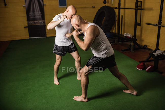 Blick aus der Vogelperspektive auf thailändische Boxer, die im Fitnessstudio boxen — Stockfoto