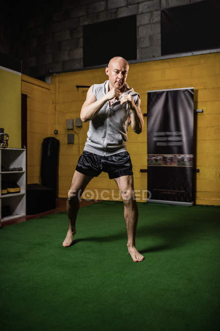 Bonito tailandês boxeador praticando boxe no ginásio — Fotografia de Stock