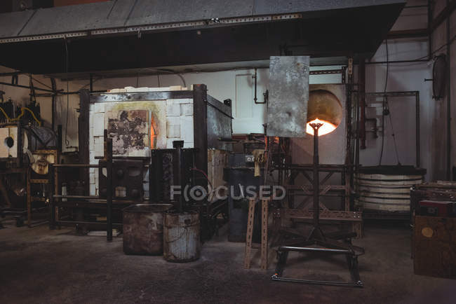 Posto di lavoro vuoto e forno nella fabbrica di soffiaggio del vetro — Foto stock