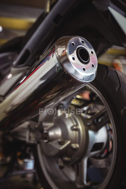 Close-up de uma motocicleta tubos de escape na oficina — Fotografia de Stock