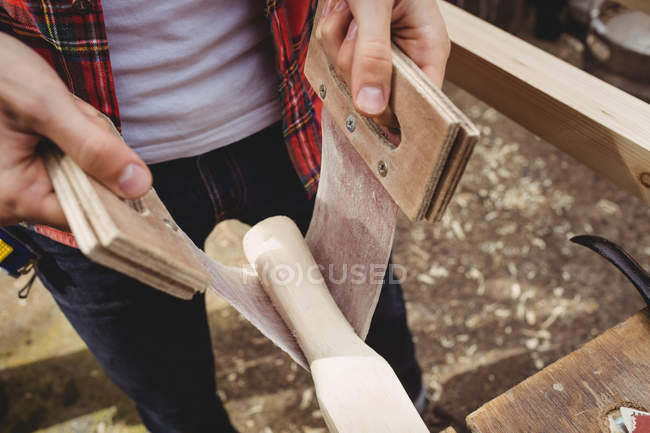 Mann arbeitet auf Holzplanke in Bootswerft — Stockfoto