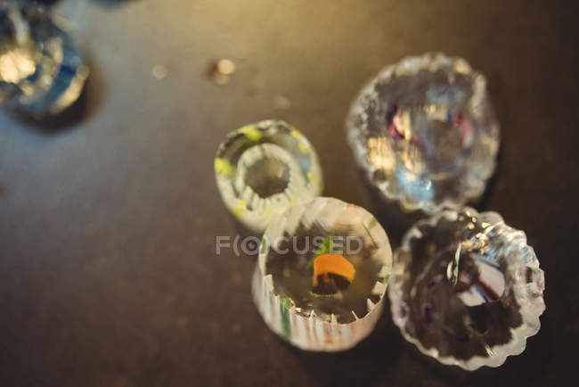 Primer plano de rodajas de vidrio en la mesa en la fábrica de soplado de vidrio - foto de stock