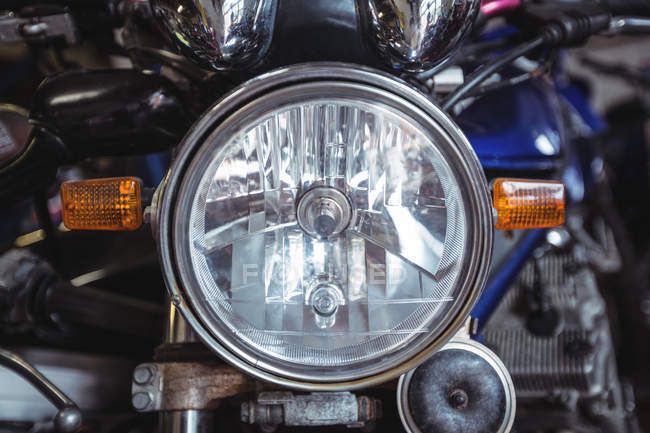 Farol de motocicleta em oficina mecânica industrial — Fotografia de Stock