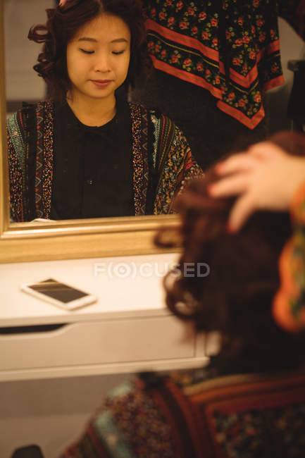 Стильна жінка робить волосся в професійному перукарні — стокове фото