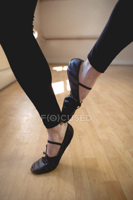 Sezione bassa del ballerino che esegue danza — Foto stock