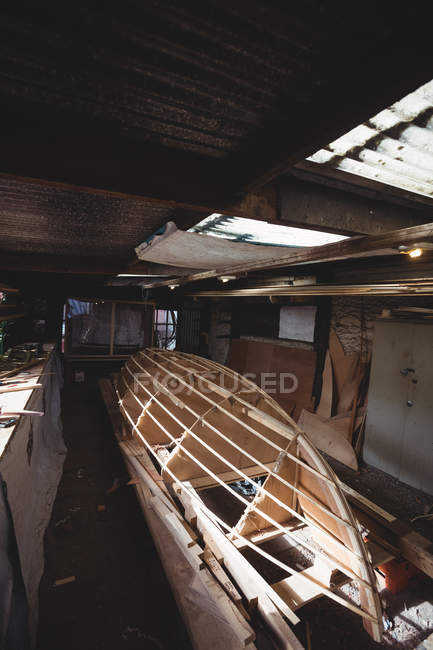 Barco de madera en construcción en el interior del astillero - foto de stock