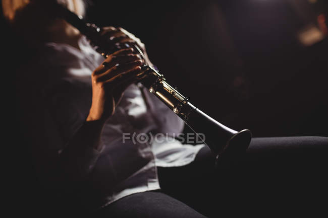 Studentin spielt Klarinette im Studio — Stockfoto
