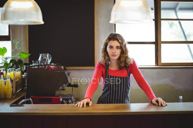 Selbstbewusste Kellnerin steht im Café am Fahrradladen am Tresen — Stockfoto