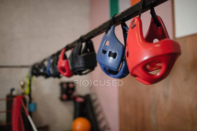 Nahaufnahme verschiedener Kopfbedeckungen, die im Fitnessstudio hängen — Stockfoto