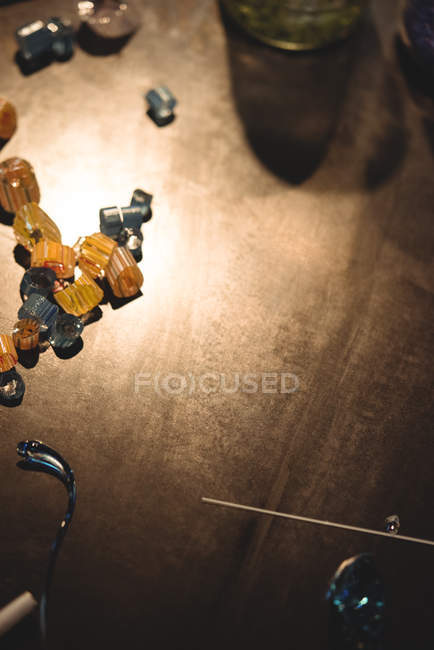 Крупним планом скляні скибочки на столі на скляній фабриці — стокове фото