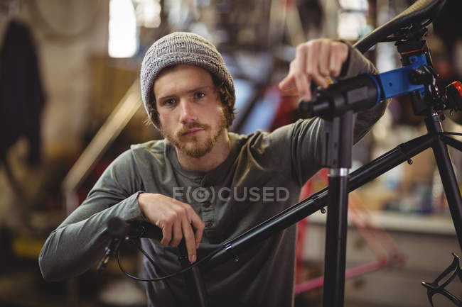 Портрет уверенного механика в магазине велосипедов — стоковое фото