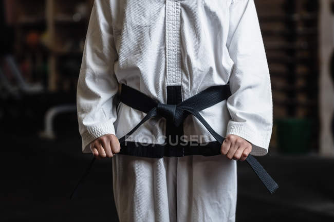 Mittelteil des Mannes im Kimono-Karate steht im Fitnessstudio — Stockfoto
