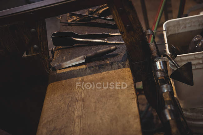 Крупный план стеклодувного инструмента на столе на стекольном заводе — стоковое фото