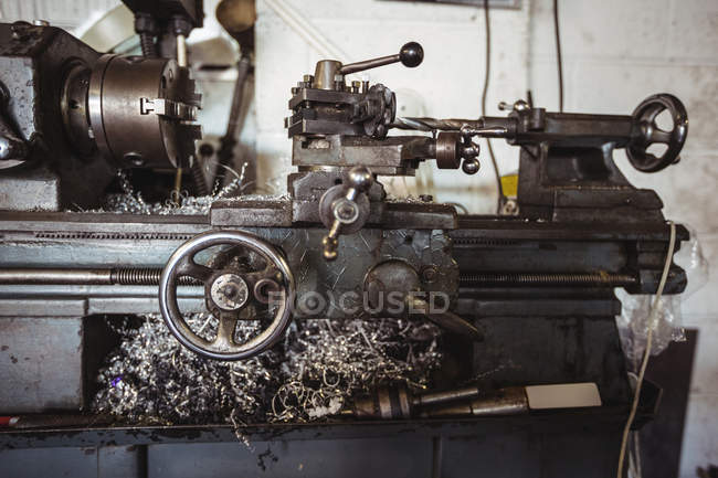 Machine de tour dans l'atelier mécanique industriel — Photo de stock