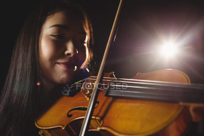 Studentin spielt Geige im Atelier — Stockfoto