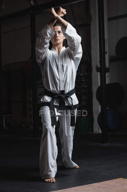Woman practicing karate in fitness studio — Stock Photo