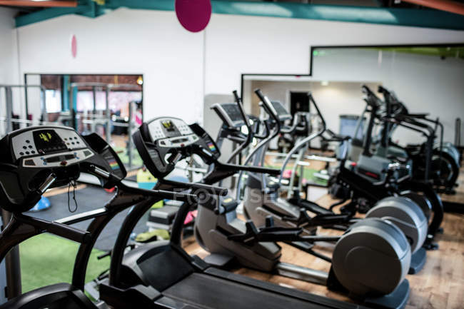 Vista do equipamento de ginásio vazio no estúdio de fitness — Fotografia de Stock