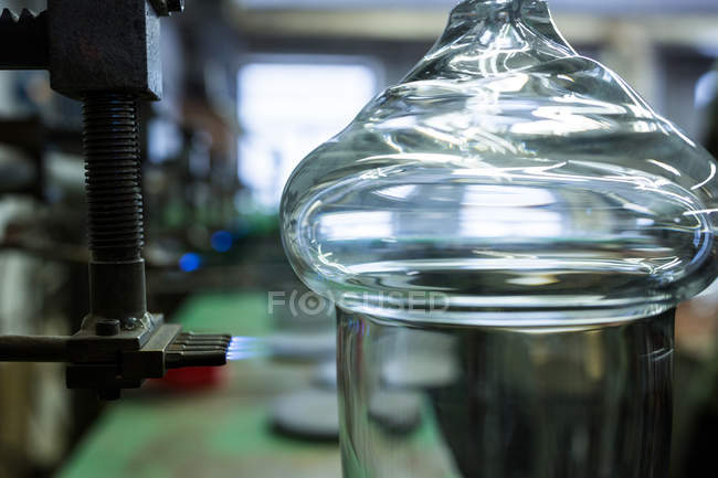 Крупный план блестящей стеклянной посуды на стекольном заводе — стоковое фото
