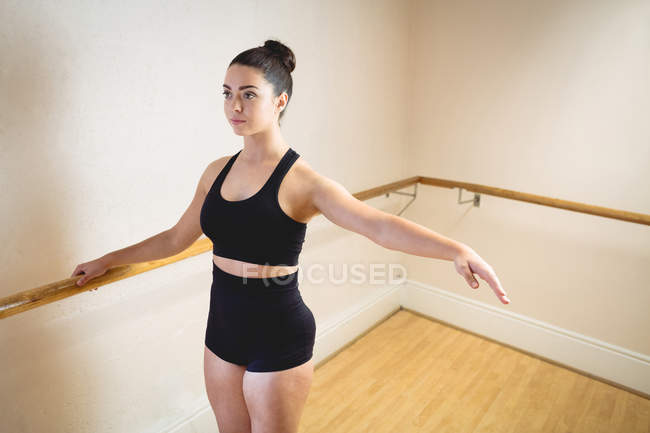 Висока кут зору балерина практикуючих балету танцю в студії — стокове фото