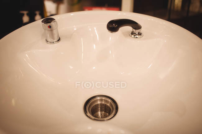 Nahaufnahme eines modernen weißen Waschbeckens im Salon — Stockfoto