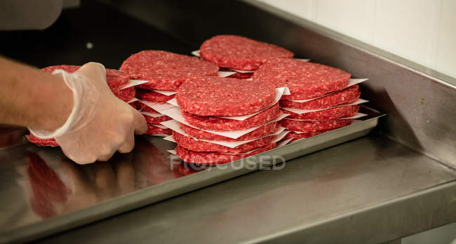 Close-up of raw hamburger patties in butchers shop — Stock Photo
