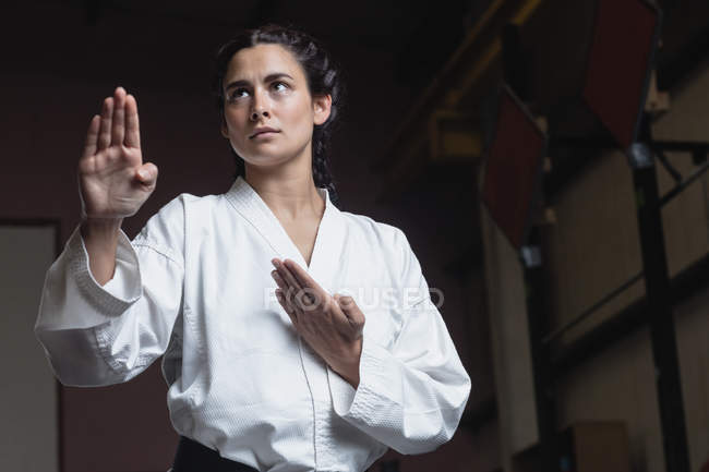 Tiefansicht einer Frau, die Karate im Fitnessstudio praktiziert — Stockfoto