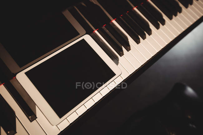 Крупный план фортепианной клавиатуры в студии — стоковое фото
