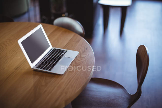 Ноутбук тримається на столі в офісі — стокове фото