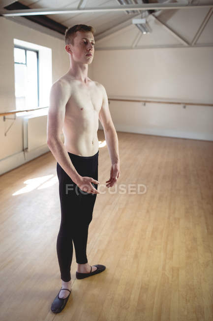 Hemdlos schöner Ballerino steht im Studio und schaut weg — Stockfoto