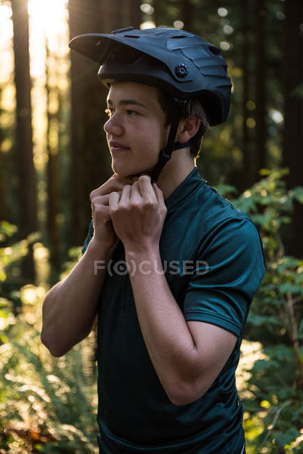 Мужчина в велосипедном шлеме — стоковое фото