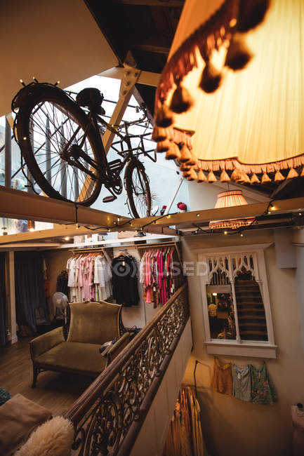 Освещённый интерьер стильного антикварного магазина — стоковое фото