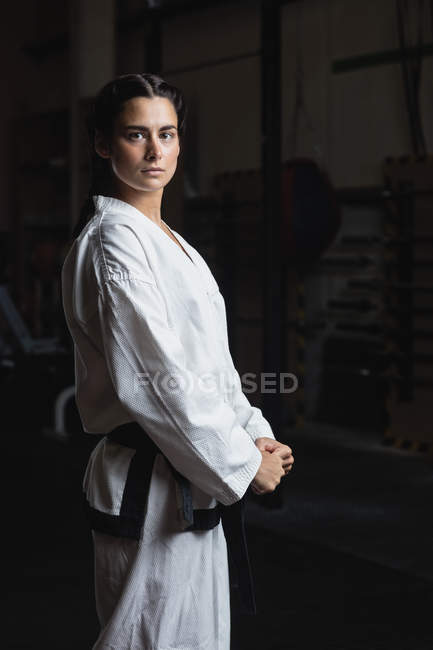 Frauenporträt in Karategi im Fitnessstudio — Stockfoto