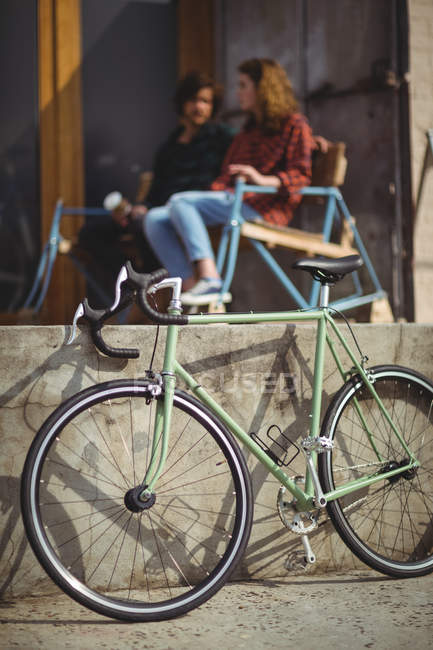 Bicycle leaning against wall on a sunny day — Stock Photo