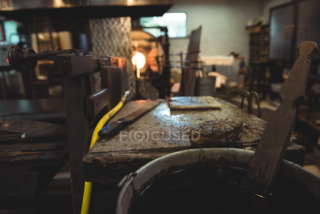 Крупный план стеклодувного блока в ведре на стекольном заводе — стоковое фото