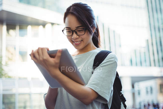 Jovem mulher usando tablet digital na rua — Fotografia de Stock