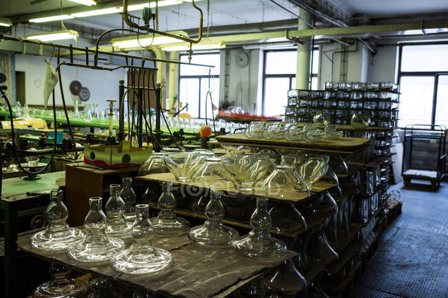 Vidrio vacío en taller en fábrica de soplado de vidrio - foto de stock
