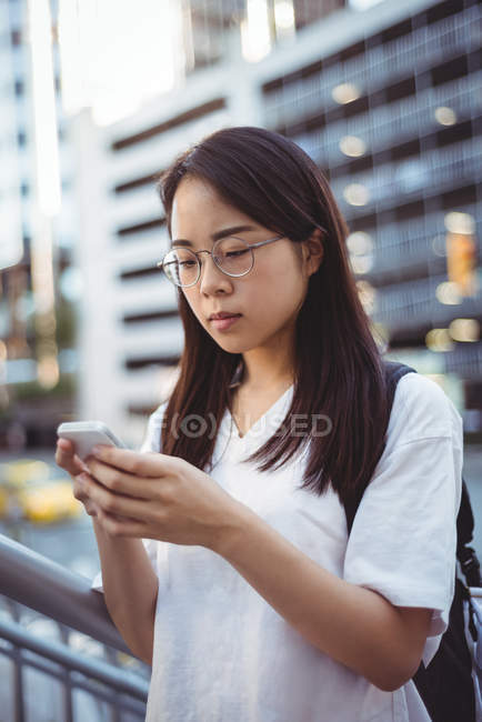 Уважний жінка текстовими повідомленнями на мобільному телефоні — стокове фото