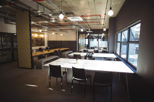 Mesas vacías en cafetería de oficina — alimentos, bocadillos - Stock Photo  | #228960146