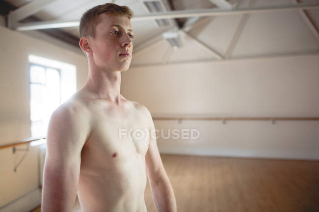 Hemdloser Ballerino steht im Studio und schaut weg — Stockfoto