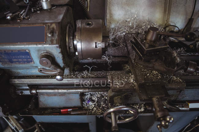 Gros plan de la machine de tour dans l'atelier de mécanique industrielle — Photo de stock