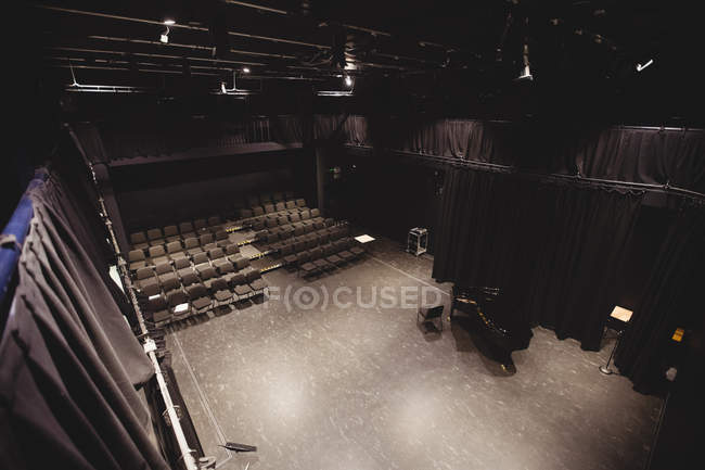 Vista dell'auditorium vuoto nella scuola di musica — Foto stock