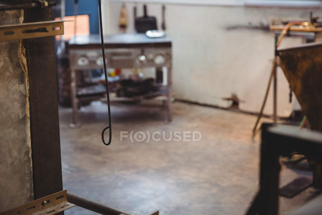 Postazione di lavoro vuota presso la fabbrica di soffiaggio del vetro — Foto stock